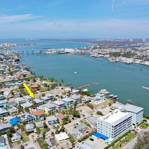 DRONE VIEW FROM HOUSE TO BAY AND PUBLIC MARINA.