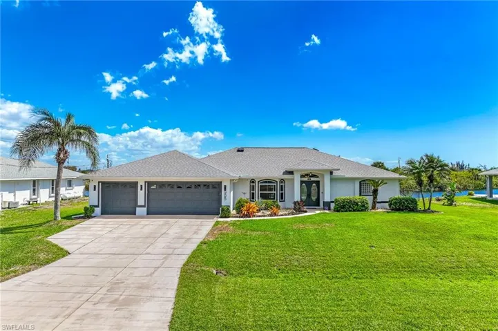 Ranch-style house with an attached garage, stucco siding, a front lawn, driveway, and a shingled roof