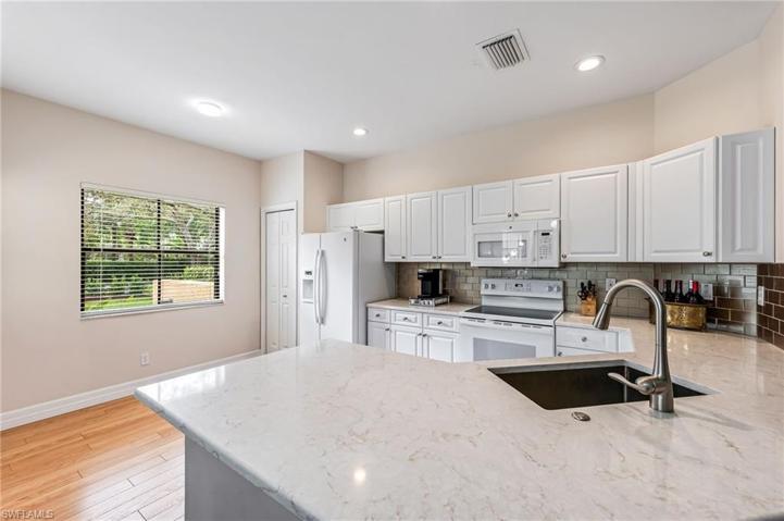 195  Vintage  CIR, Naples, FL 34119