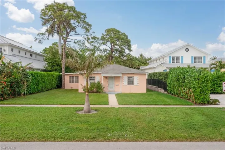 View of front of house featuring a front lawn