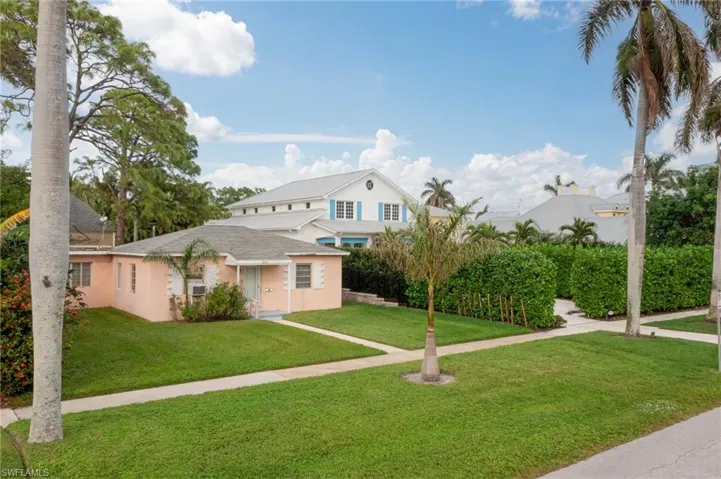 View of front facade with a front yard