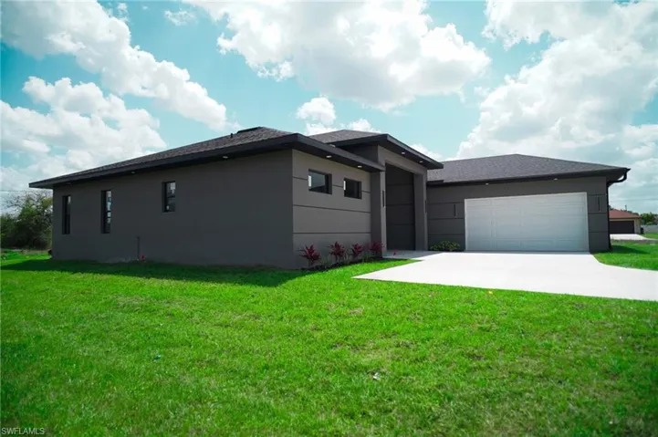 812  Chapel  AVE, Lehigh Acres, FL 33971