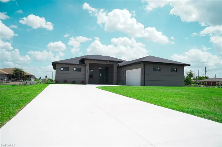 812  Chapel  AVE, Lehigh Acres, FL 33971