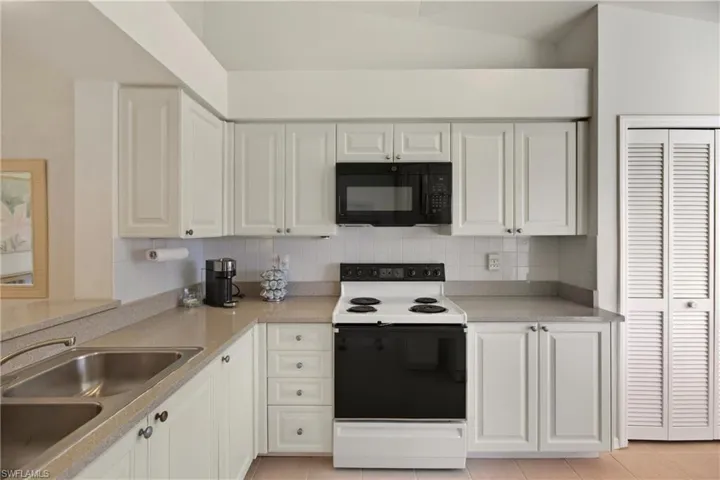 7360  Glenmoor  LN, Naples, FL 34104