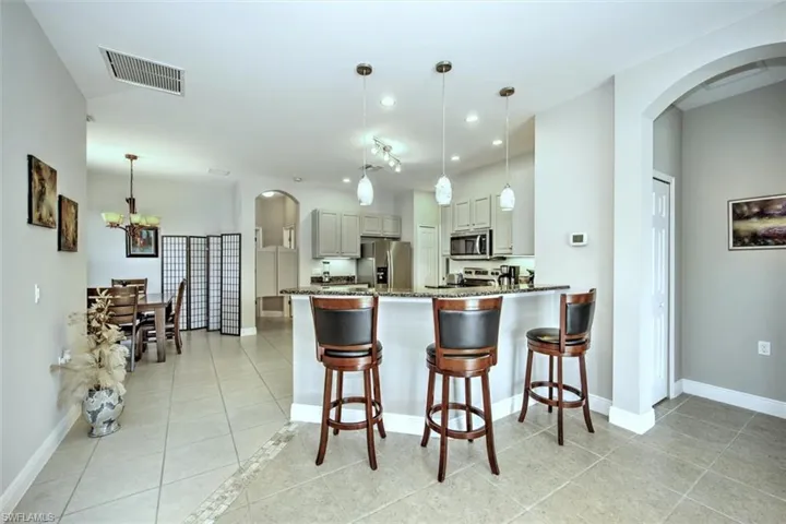 Kitchen peninsula with beautiful pendant lamp lighting!