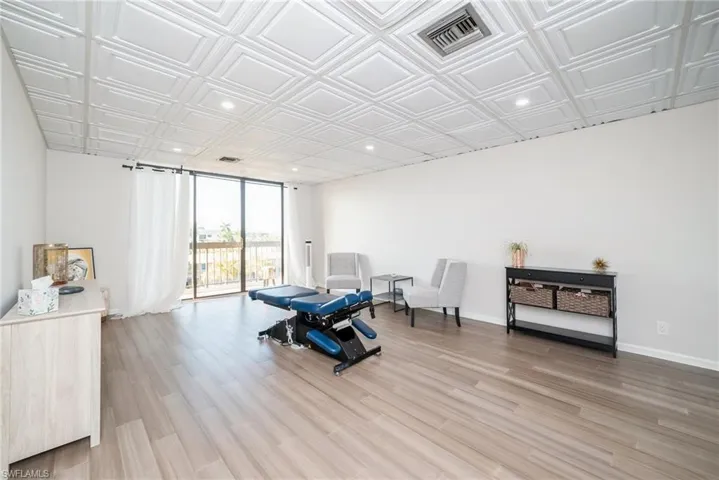 2335  Tamiami N TRL, Naples, FL 34103