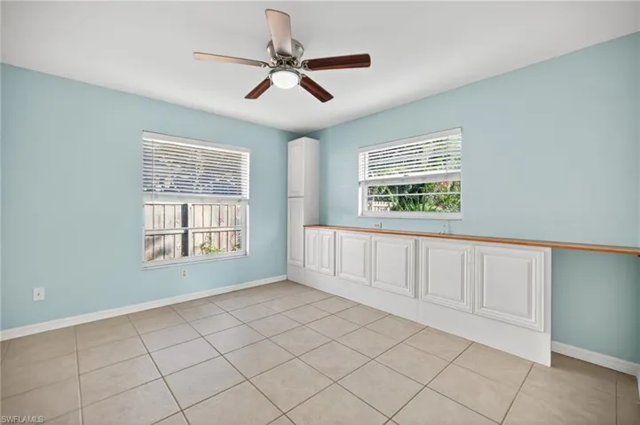 Unfurnished room featuring light tile patterned floors and a ceiling fan