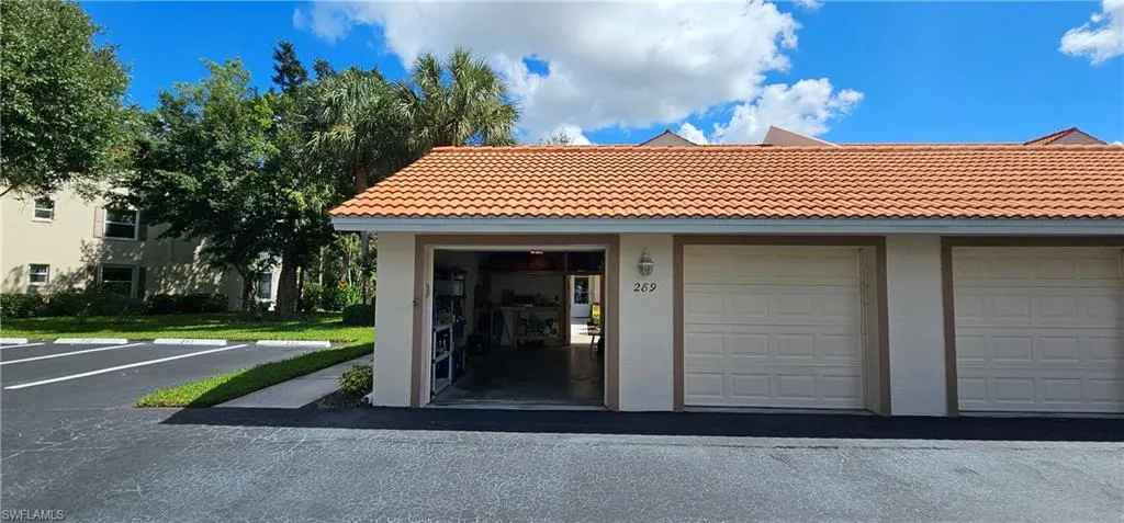 289 Robin Hood Cir 101, Naples, Florida 34104