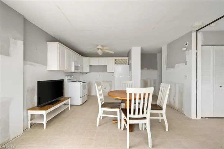 Tiled dining area with ceiling fan