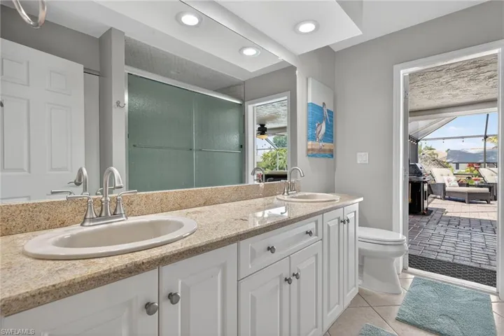 2nd Bathroom/Pool bath
