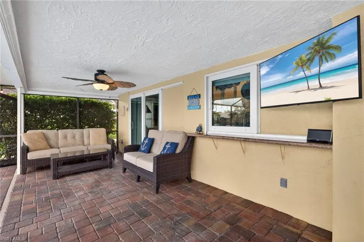 Large covered lanai for shade when you need it
