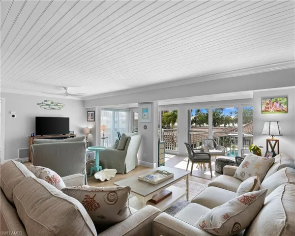2600  Gulf Shore N BLVD, Naples, FL 34103