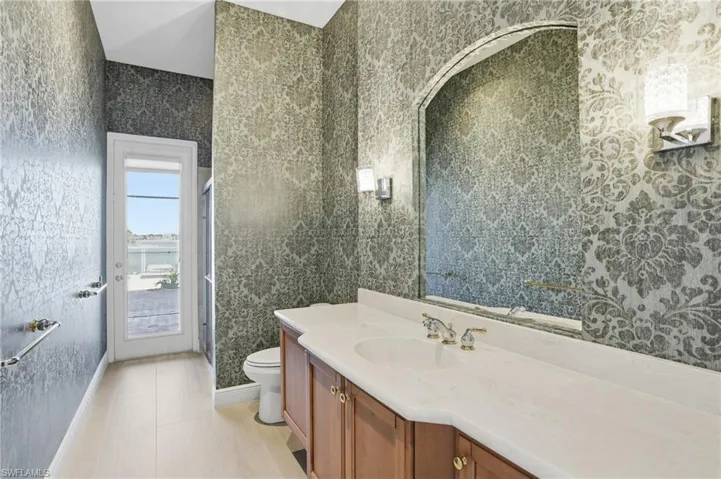 Full bathroom 2 with access to lanai