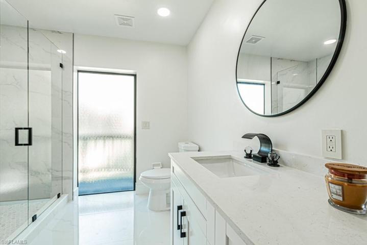 Frameless glass shower