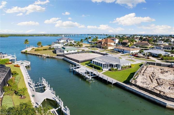 Minutes from your dock to open water, or head to Goodland for some entertainment.