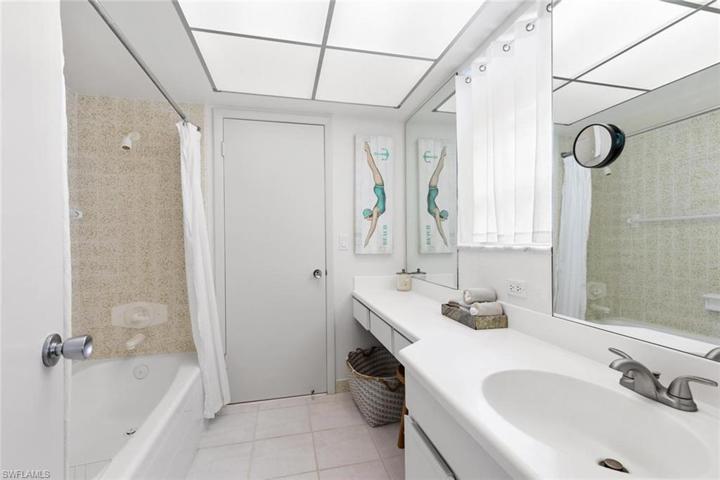 Second Bathroom, En Suite