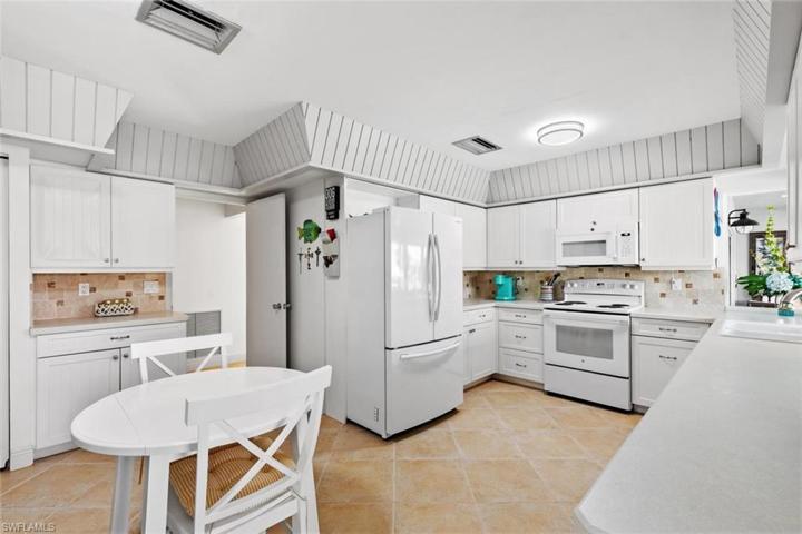 Kitchen & Eating Area