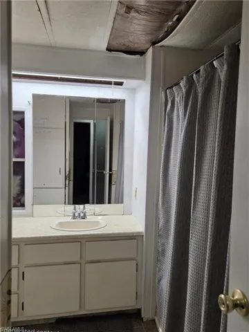 Hall Bathroom with tub/shower combination.