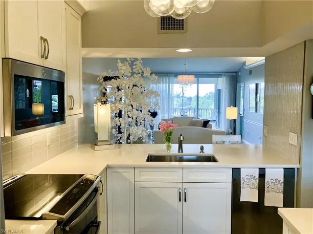Seat up to 4 at the pass through bar & enjoy a great view from the sink!