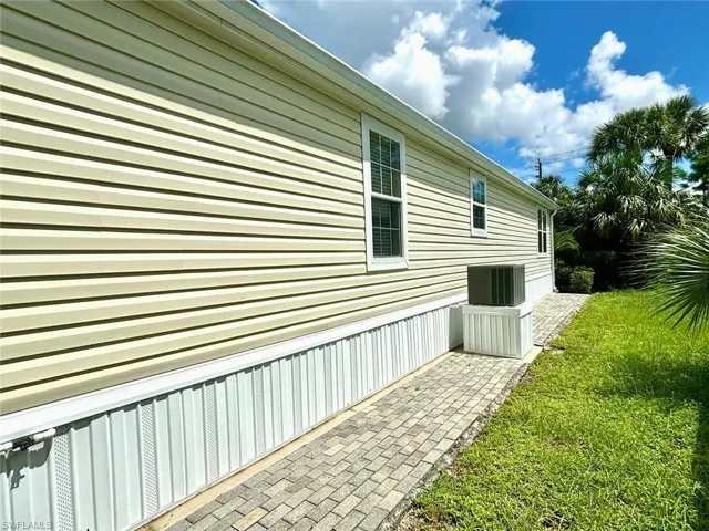 527  Monte Carlo  LN, Naples, FL 34112