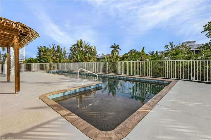 Shallow area for toddlers or sunbathers.