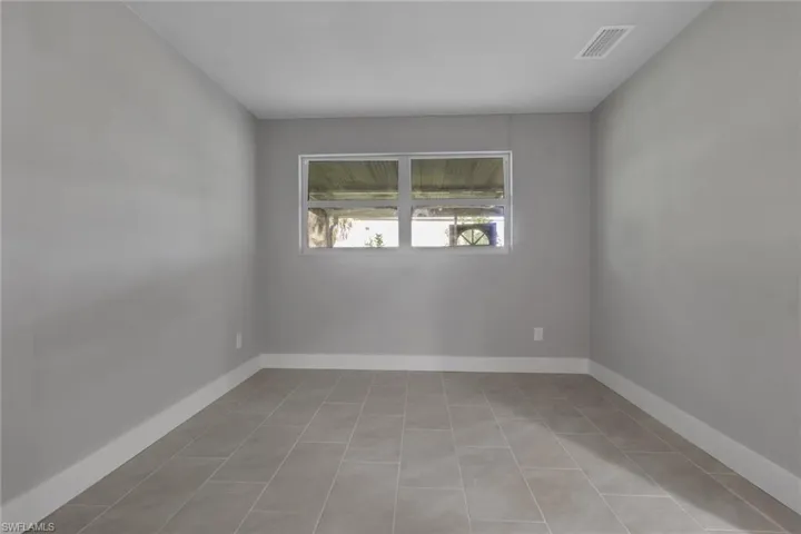 1011 Ne Pine Island Ln, Cape Coral, Florida 33909