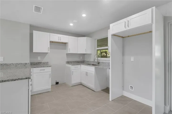 1011 Ne Pine Island Ln, Cape Coral, Florida 33909