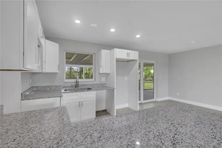1011 Ne Pine Island Ln, Cape Coral, Florida 33909
