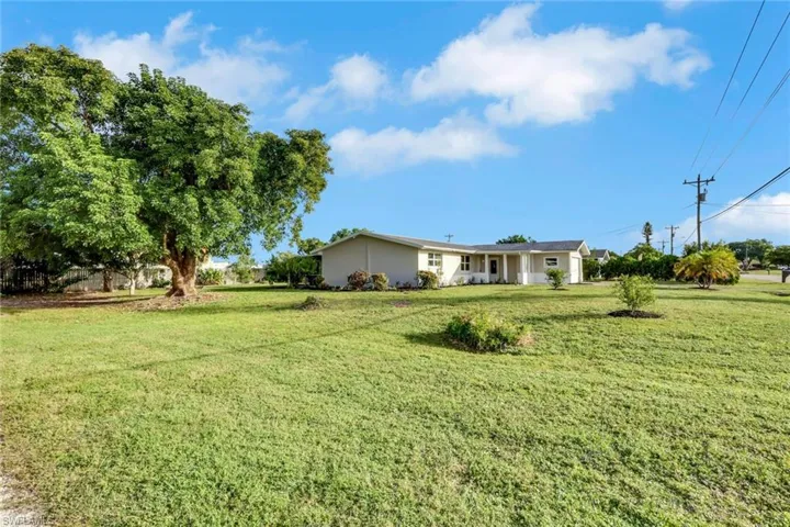 1011 Ne Pine Island Ln, Cape Coral, Florida 33909