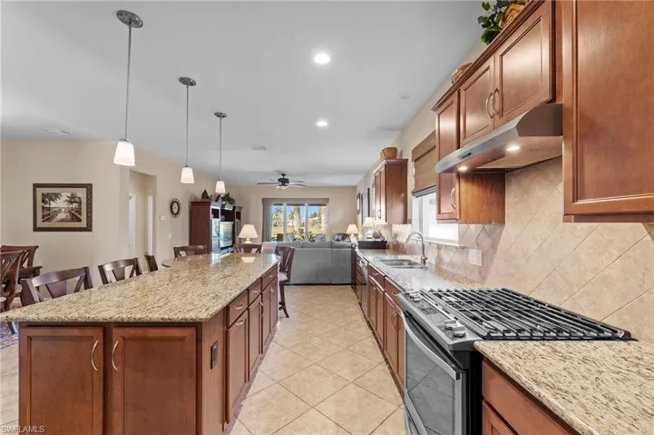 Gas range, plenty of storage in island