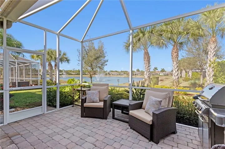 Additional lanai space to enjoy the fresh air and lake view