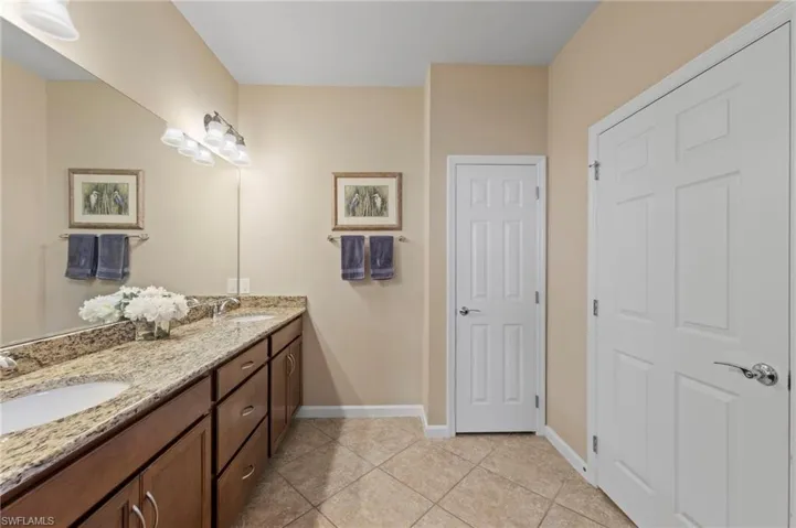 Master bath w/dual sinks, linen closet, private water closet
