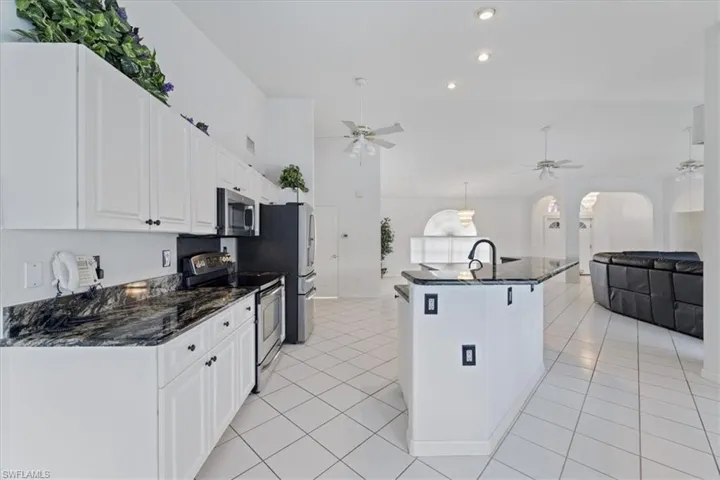 Kitch Has Island & Huge Walk-in Pantry