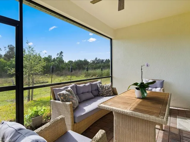 Sunroom / solarium with ceiling fan