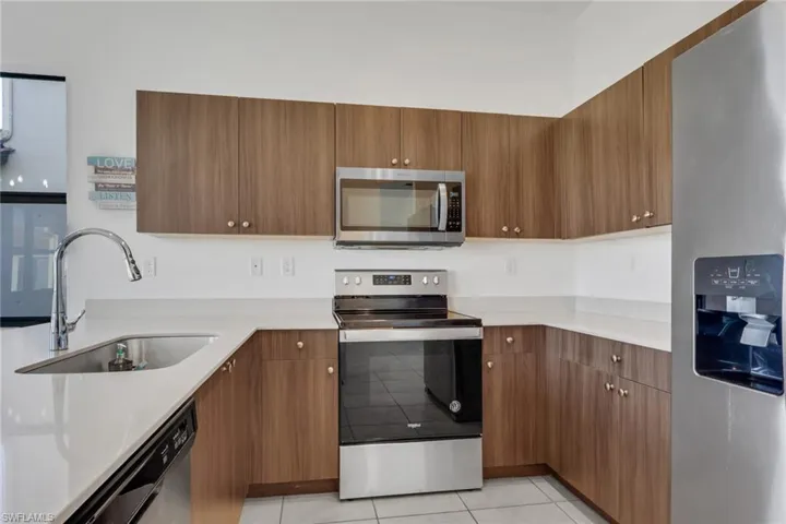 Sleek, modern kitchen with quartz countertops, stainless steel appliances, beautiful wood cabinets, large pantry, ample cabinet/counter space!