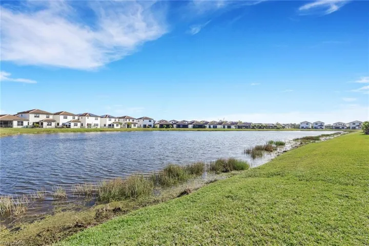 Gorgeous backyard with lakeview!!