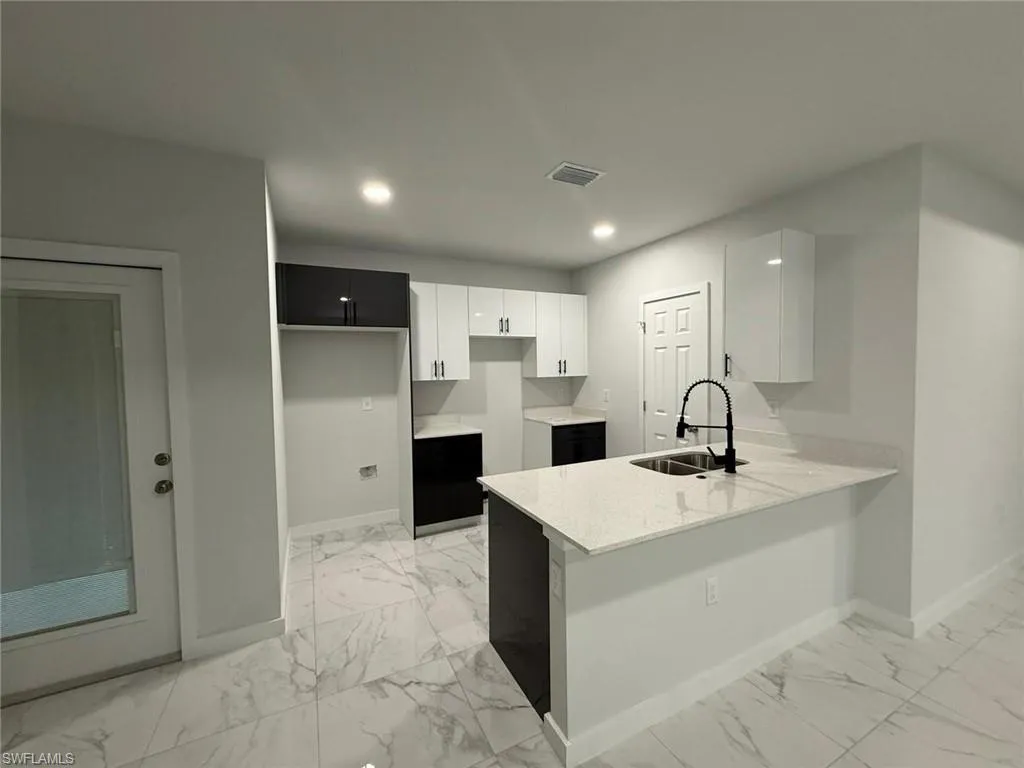 204 Aurora AVE, Lehigh Acres, FL 33974,2025000434