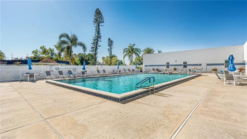 6834  Bogey  DR, Fort Myers, FL 33919