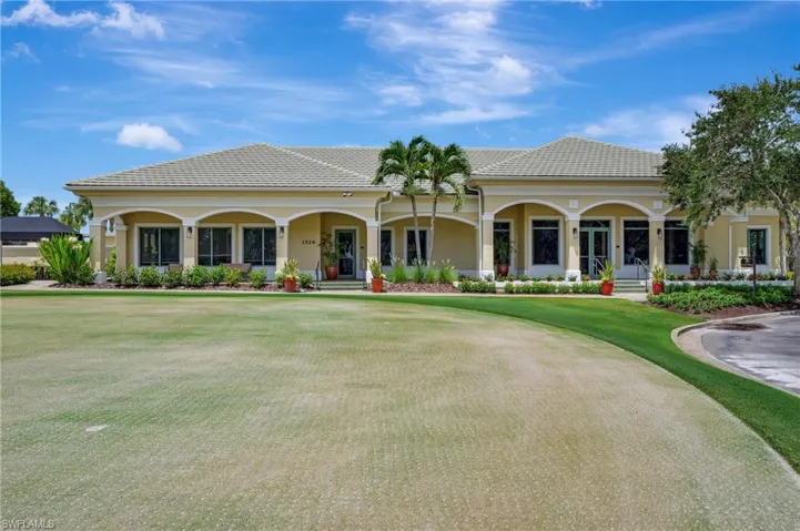 Putting green , Pro -shop