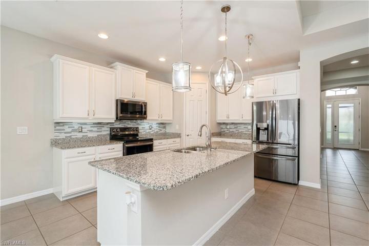 Breakfast bar w/pendant lighting