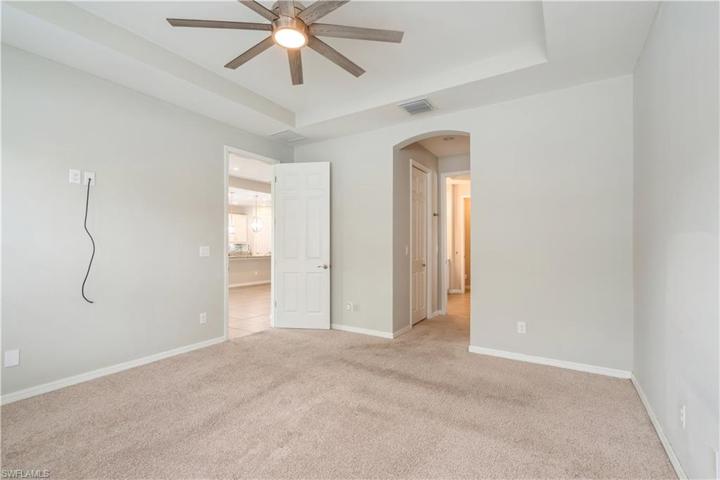 Spacious and tray ceiling