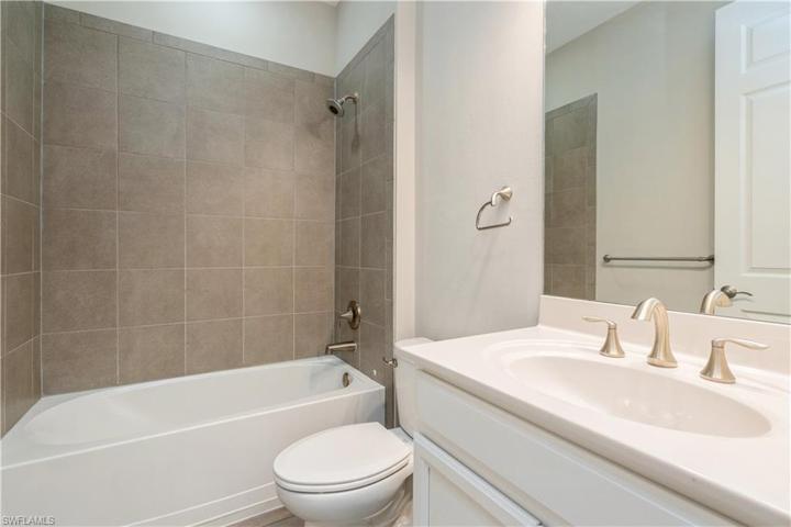 Guest bath with tub/shower