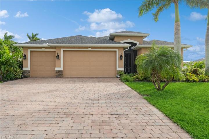 Pavered driveway - 3 car garage