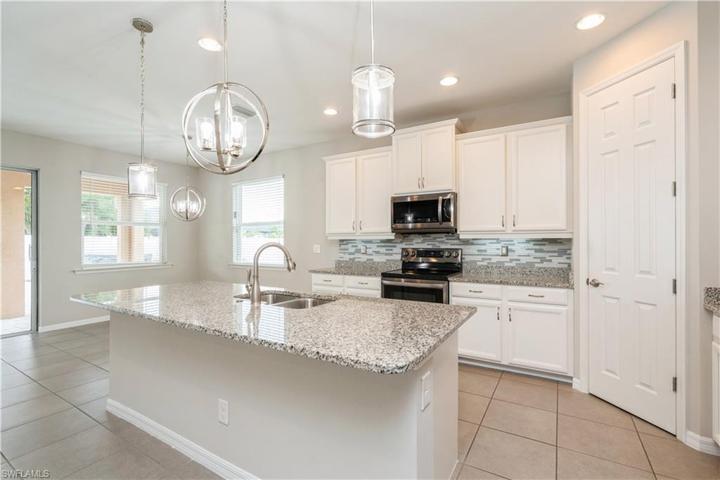 Granite counters, undercounter lighting