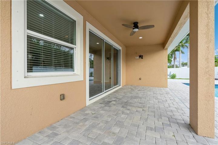 Oversized  lanai perfect for entertaining