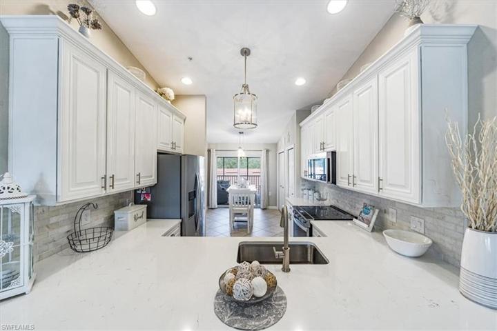One level counters and stunning back splash