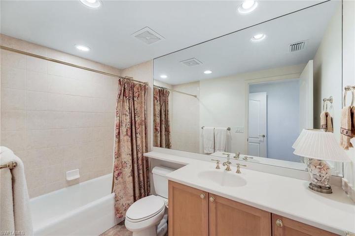En suite guest bathroom.