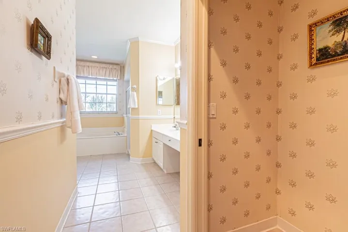 2037  Crestview  WAY, Naples, FL 34119