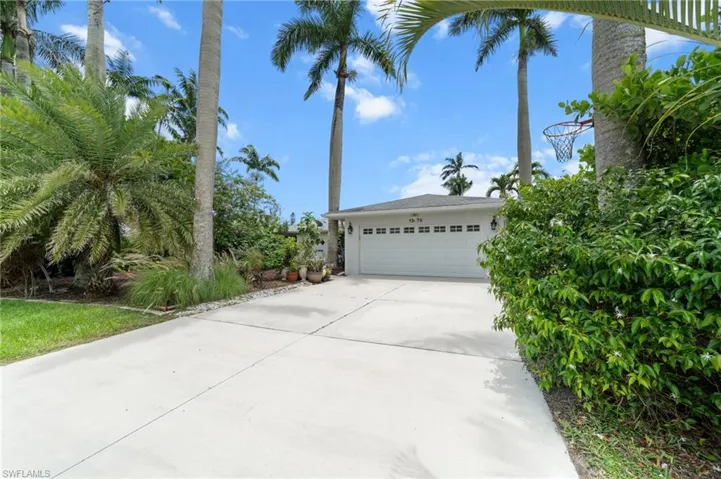 1370  Illinois  DR, Naples, FL 34103