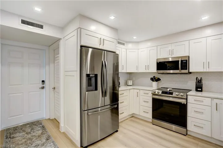 White Shaker soft-close cabinetry & draws with dovetail wood finishings.